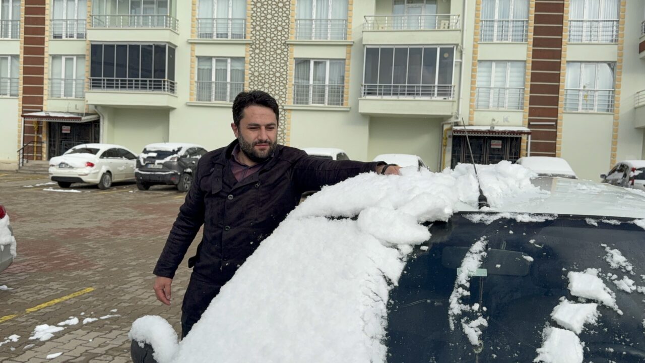 YOZGAT (AA) – Yozgat kent merkezi, nisan ayında kar yağışı