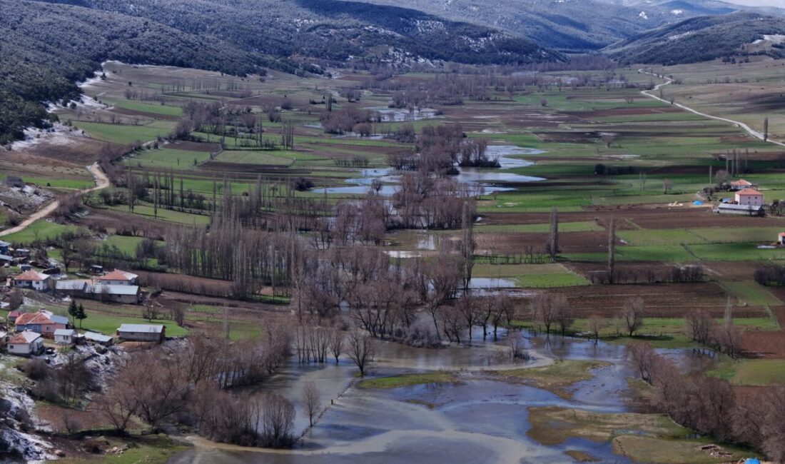 YOZGAT (AA) – Yozgat'ın Akdağmadeni ilçesinde etkili olan sağanak nedeniyle