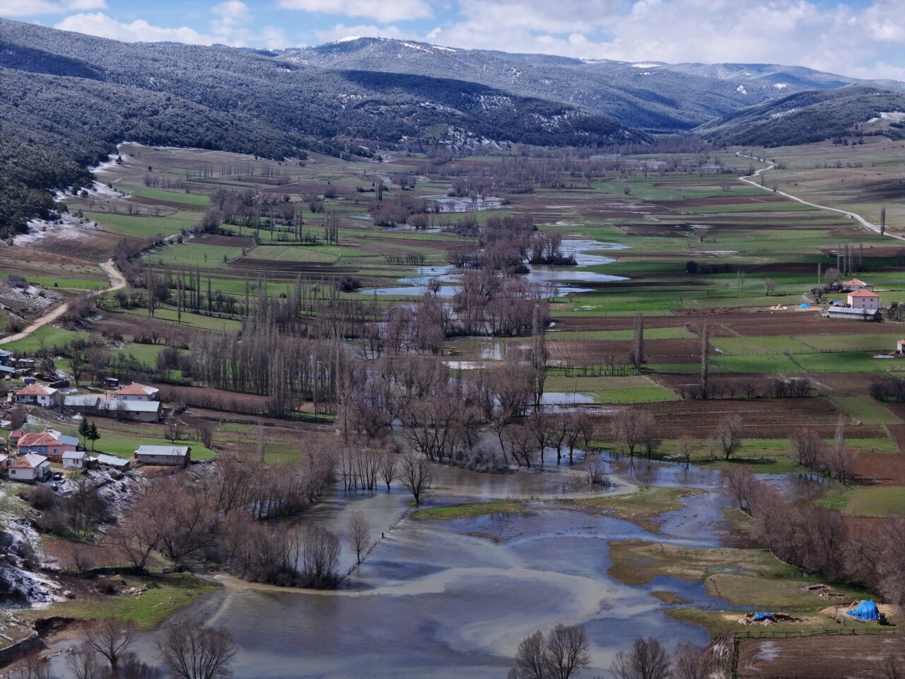 YOZGAT (AA) – Yozgat'ın Akdağmadeni ilçesinde etkili olan sağanak nedeniyle