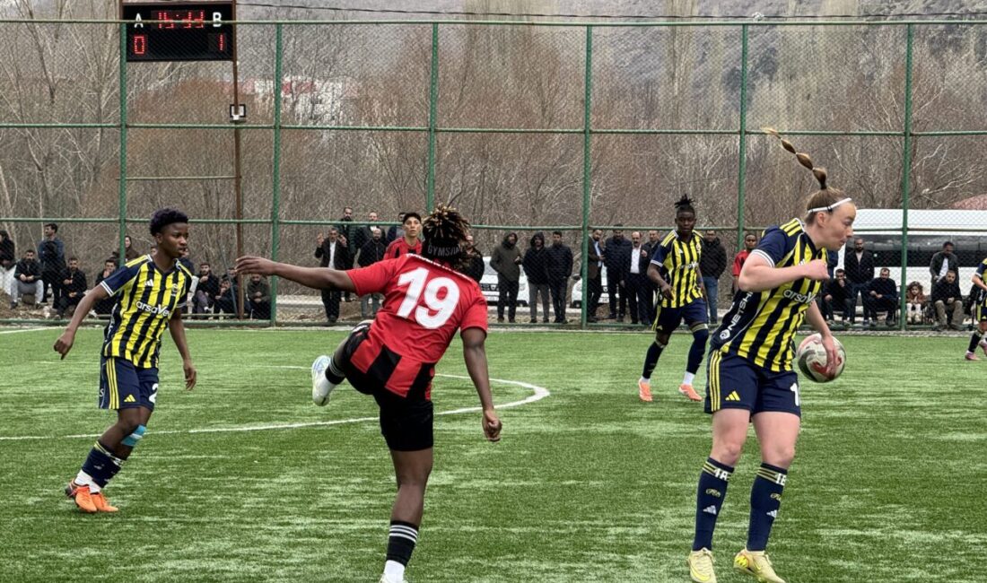 - Tribünden atılan yabancı maddenin başına isabet etmesi sonucu yaralanan