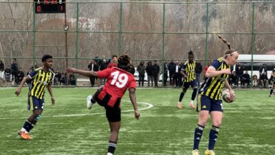 - Tribünden atılan yabancı maddenin başına isabet etmesi sonucu yaralanan