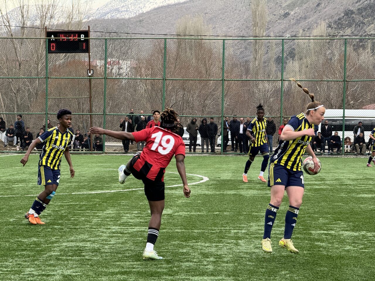 - Tribünden atılan yabancı maddenin başına isabet etmesi sonucu yaralanan