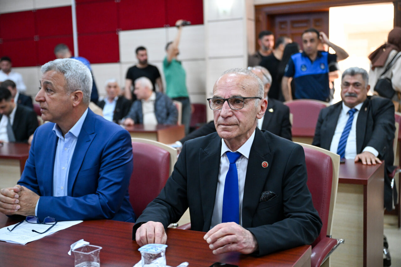 ADANA (AA) – Adana'da, Yüreğir Belediye Başkanı Ali Demirçalı'nın görevden