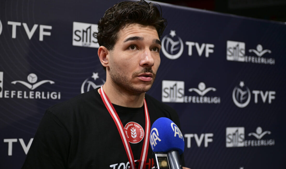 - Başkent ekibinin başantrenörü Mustafa Kavaz:
"Üç kupanın çok hikayesi var