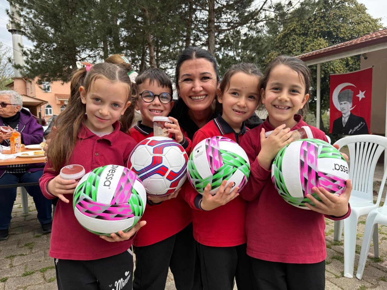 ZONGULDAK (AA) – Zonguldak’ta gazeteciler, 19 yıl önce onardıkları köy