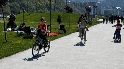 ZONGULDAK (AA) – Zonguldak'ta sıcak havayı fırsat bilenler, sahilde ve