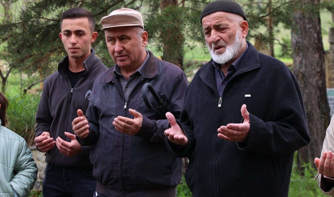 BAYBURT (AA) – Bayburt-Trabzon arasındaki Soğanlı Dağı'nda karla mücadele çalışmalarını