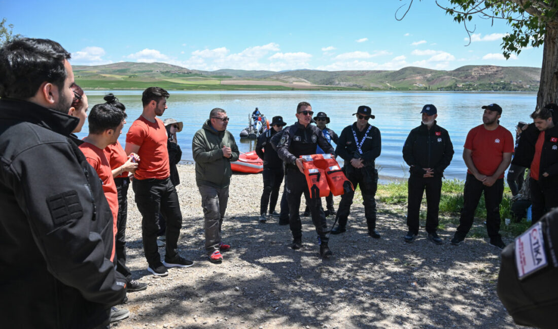 - Savaş Muhabirliği Eğitimi'nden dönen kursiyerler, yolda gördükleri şarampole devrilen