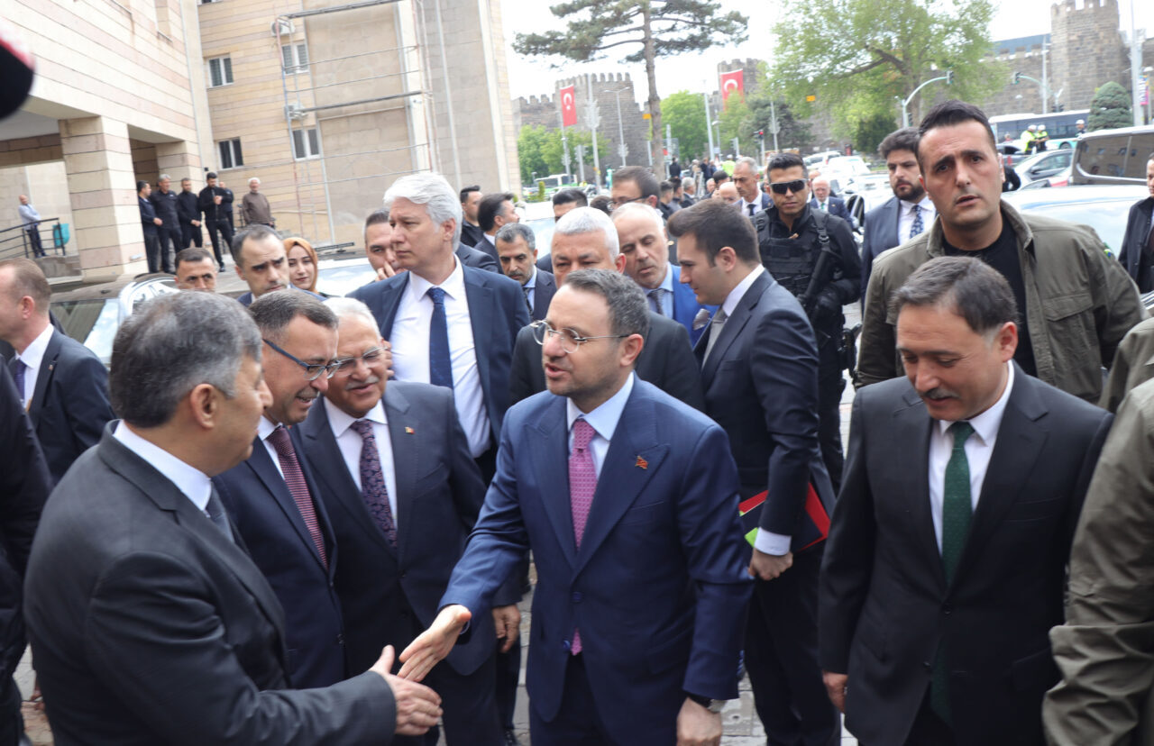 - "Bizim derdimiz kendisini imtiyazlı görenlerin hukuku, seçkinlerin ayrıcalığı ya