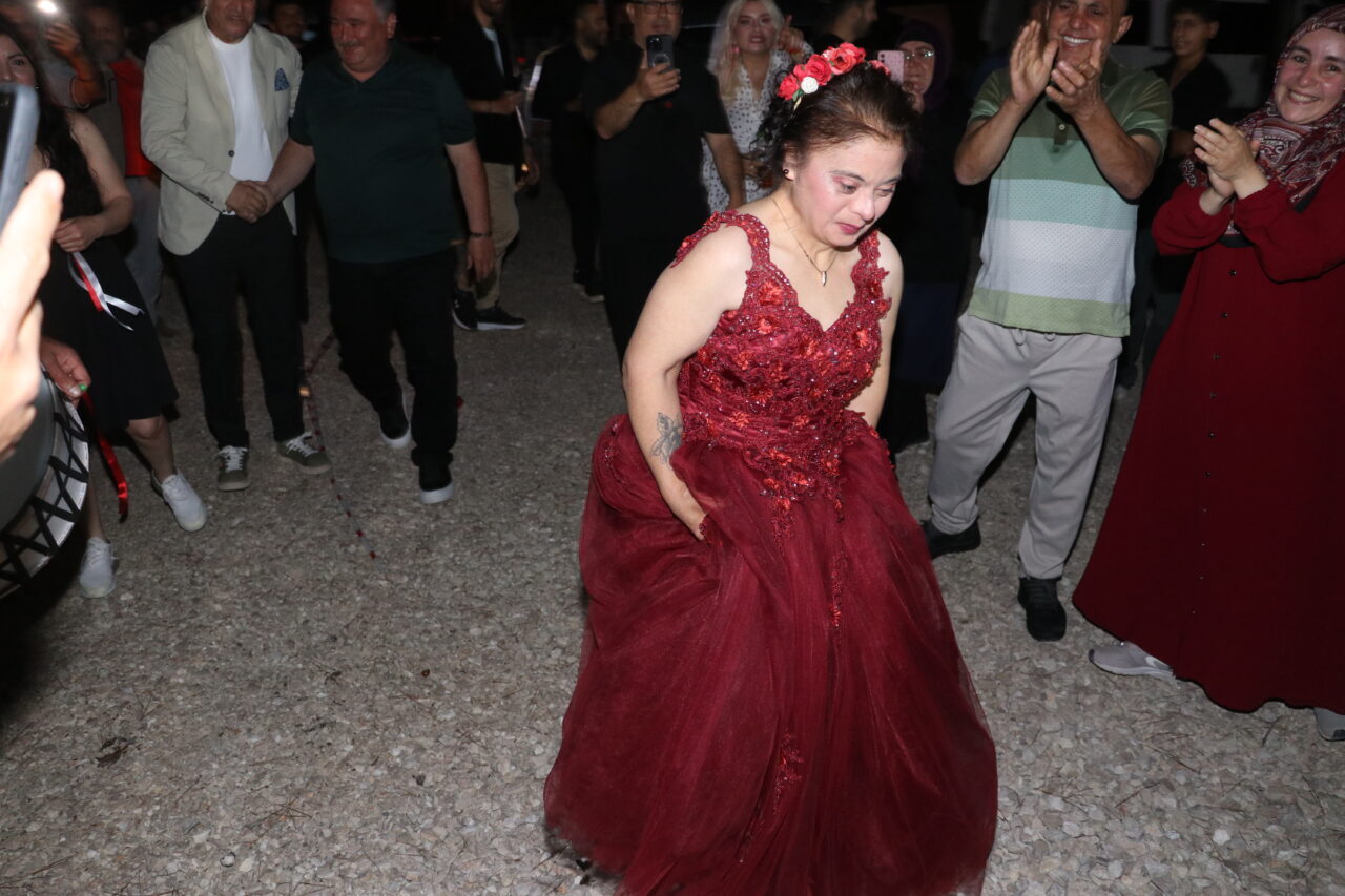 ADANA (AA) – Adana'da gelinlik giyme hayali kuran 46 yaşındaki