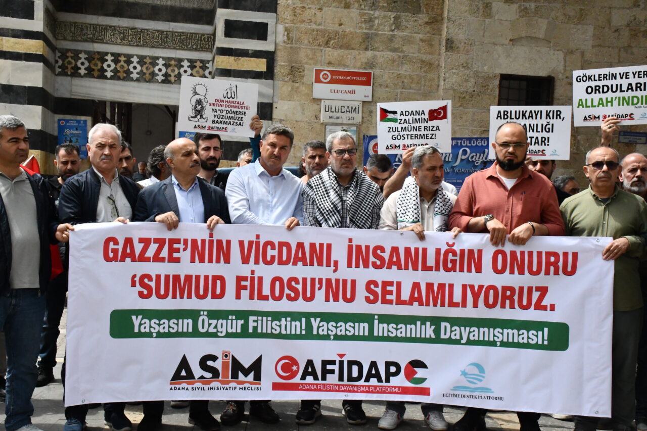ADANA (AA) – Adana'da İsrail'in Küresel Sumud Filosu'na saldırısı protesto