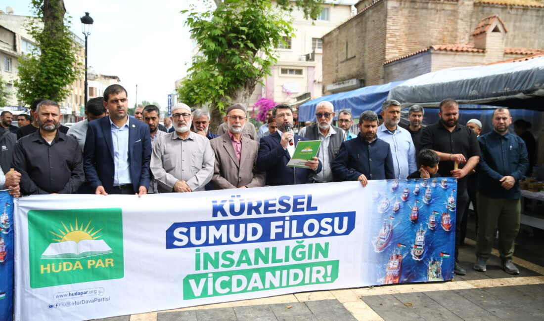 ADANA (AA) – Adana'da İsrail'in Küresel Sumud Filosu'na saldırısı protesto