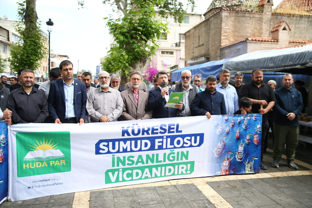 ADANA (AA) – Adana'da İsrail'in Küresel Sumud Filosu'na saldırısı protesto
