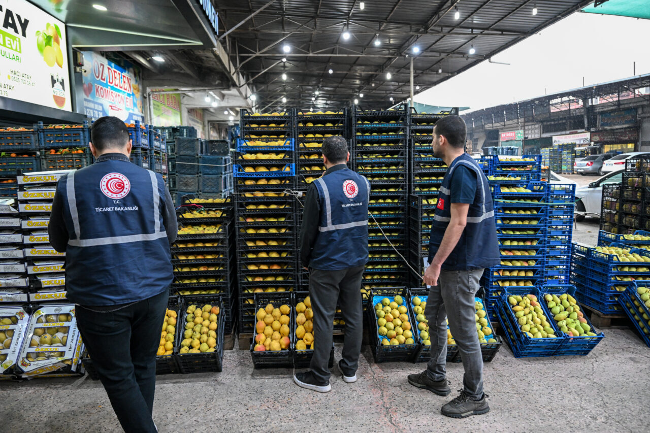ADANA (AA) – Adana'da Kurban Bayramı öncesi meyve ve sebze
