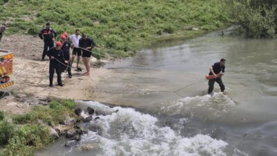 ADANA (AA) – Adana'nın Ceyhan ilçesinde nehirden geçmeye çalıştıkları kamyonda