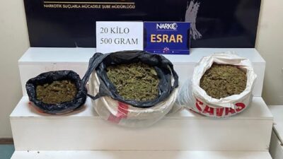 ADANA (AA) – Adana'da bir otomobilin bagajındaki çuvallarda 20 kilo