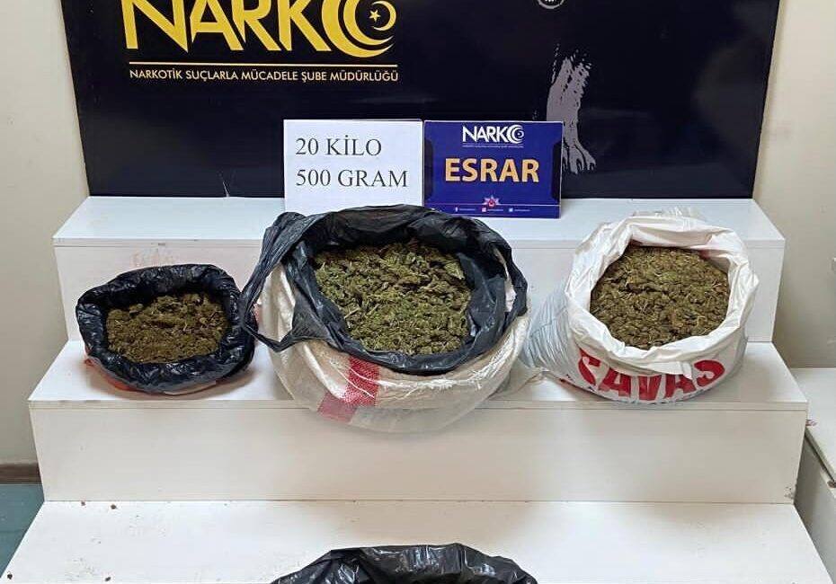 ADANA (AA) – Adana'da bir otomobilin bagajındaki çuvallarda 20 kilo