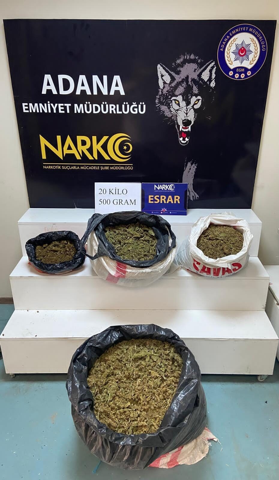ADANA (AA) – Adana'da bir otomobilin bagajındaki çuvallarda 20 kilo
