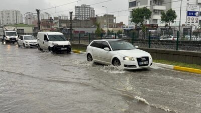 ADANA (AA) – Adana'da etkili olan sağanak nedeniyle bazı cadde