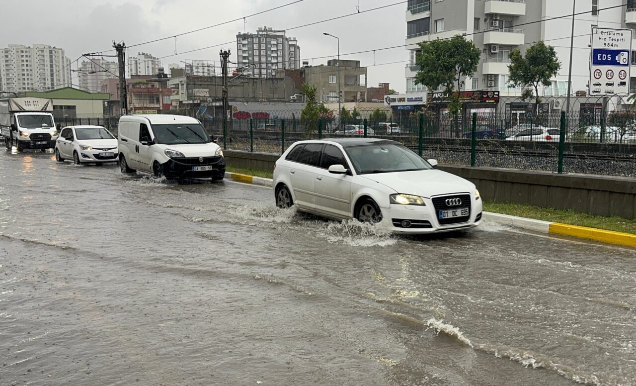 ADANA (AA) – Adana'da etkili olan sağanak nedeniyle bazı cadde