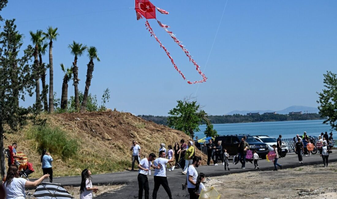 ADANA (AA) – Adana'da düzenlenen Uçurtma Şenliği'nde renkli görüntüler oluştu.