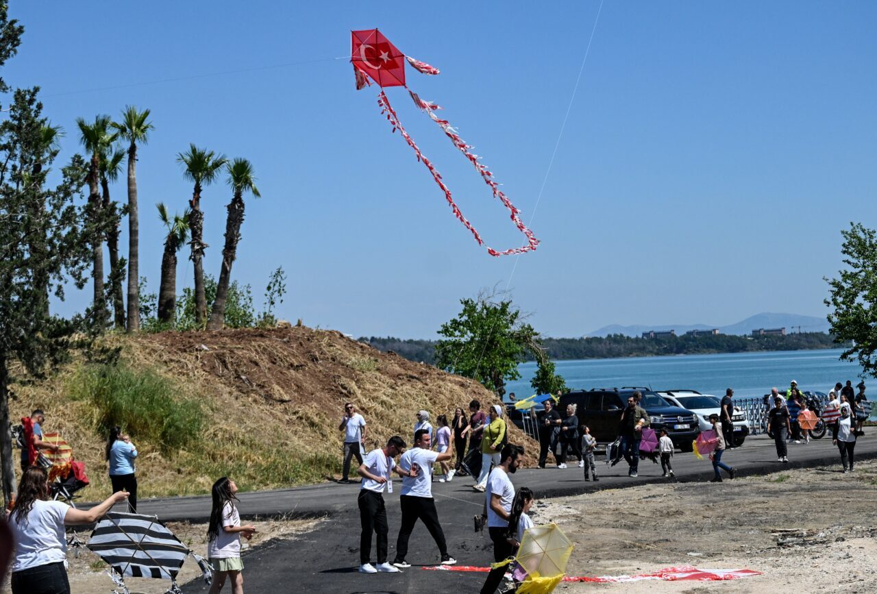 ADANA (AA) – Adana'da düzenlenen Uçurtma Şenliği'nde renkli görüntüler oluştu.