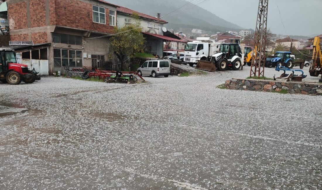 ADIYAMAN (AA) – Adıyaman’ın Çelikhan ilçesinde etkili olan dolu yağışı