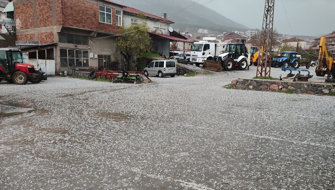 ADIYAMAN (AA) – Adıyaman’ın Çelikhan ilçesinde etkili olan dolu yağışı