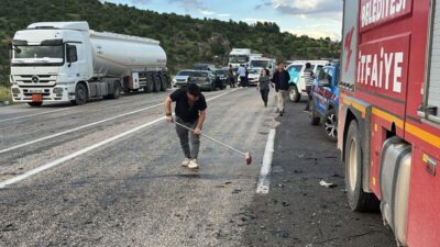 ADIYAMAN (AA) – Adıyaman'ın Gölbaşı ilçesinde iki otomobilin çarpışması sonucu