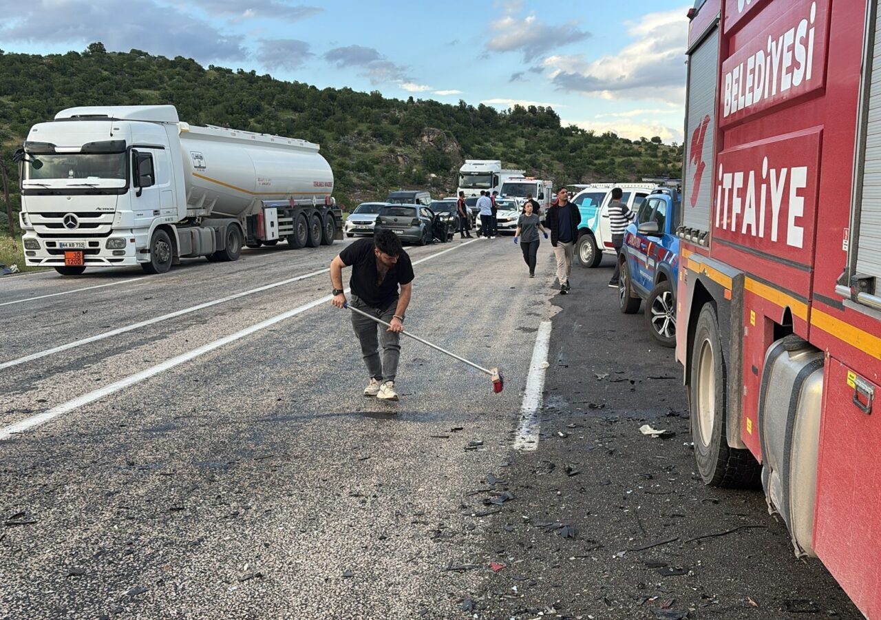 ADIYAMAN (AA) – Adıyaman'ın Gölbaşı ilçesinde iki otomobilin çarpışması sonucu