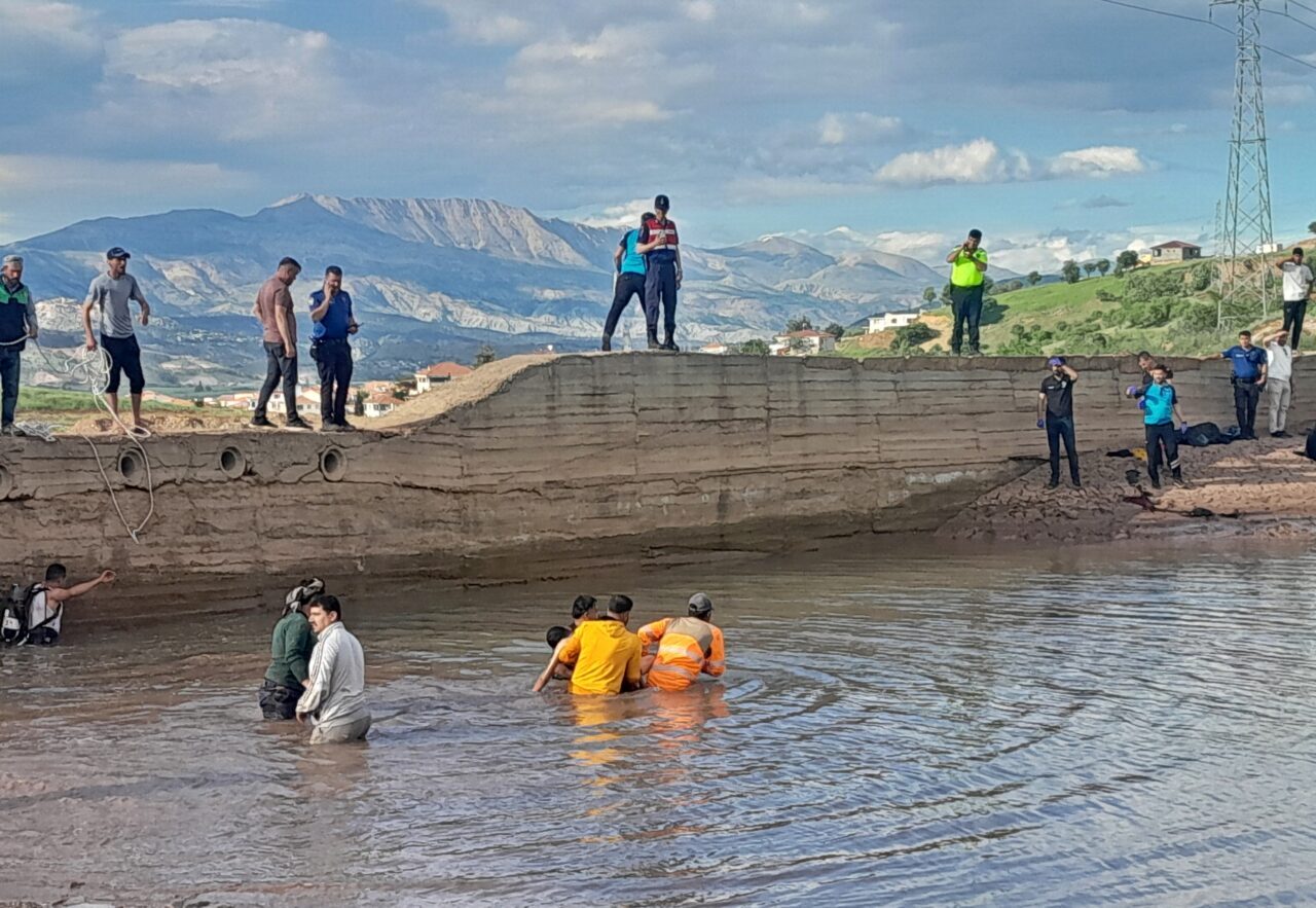 ADIYAMAN (AA) – Adıyaman'ın Gölbaşı ilçesinde taşkın koruma göletine giren