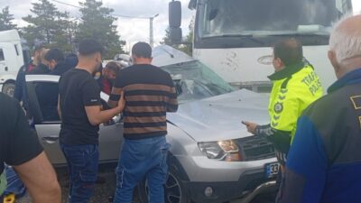 ADIYAMAN (AA) – Adıyaman'ın Gölbaşı ilçesinde tır ile otomobilin çarpışması