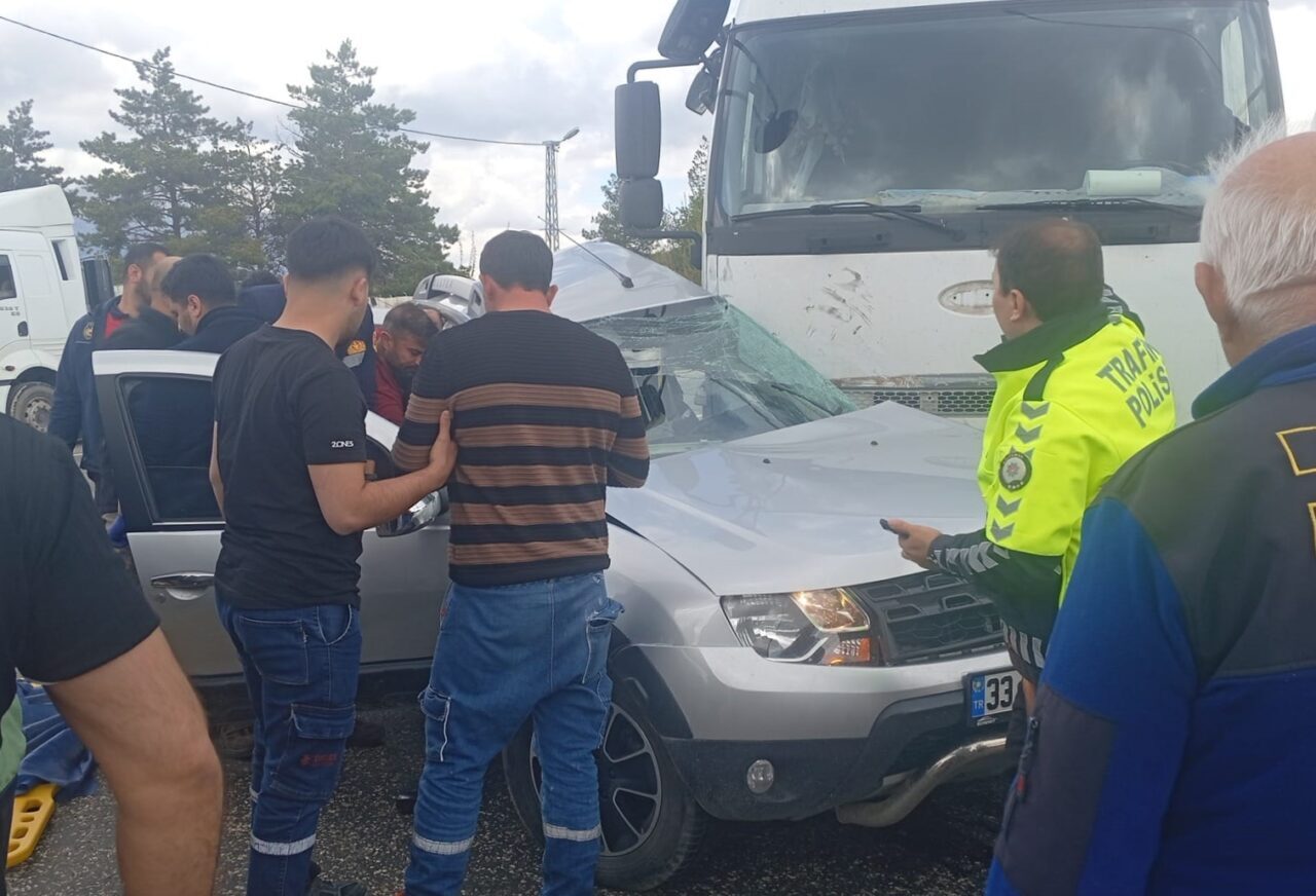ADIYAMAN (AA) – Adıyaman'ın Gölbaşı ilçesinde tır ile otomobilin çarpışması