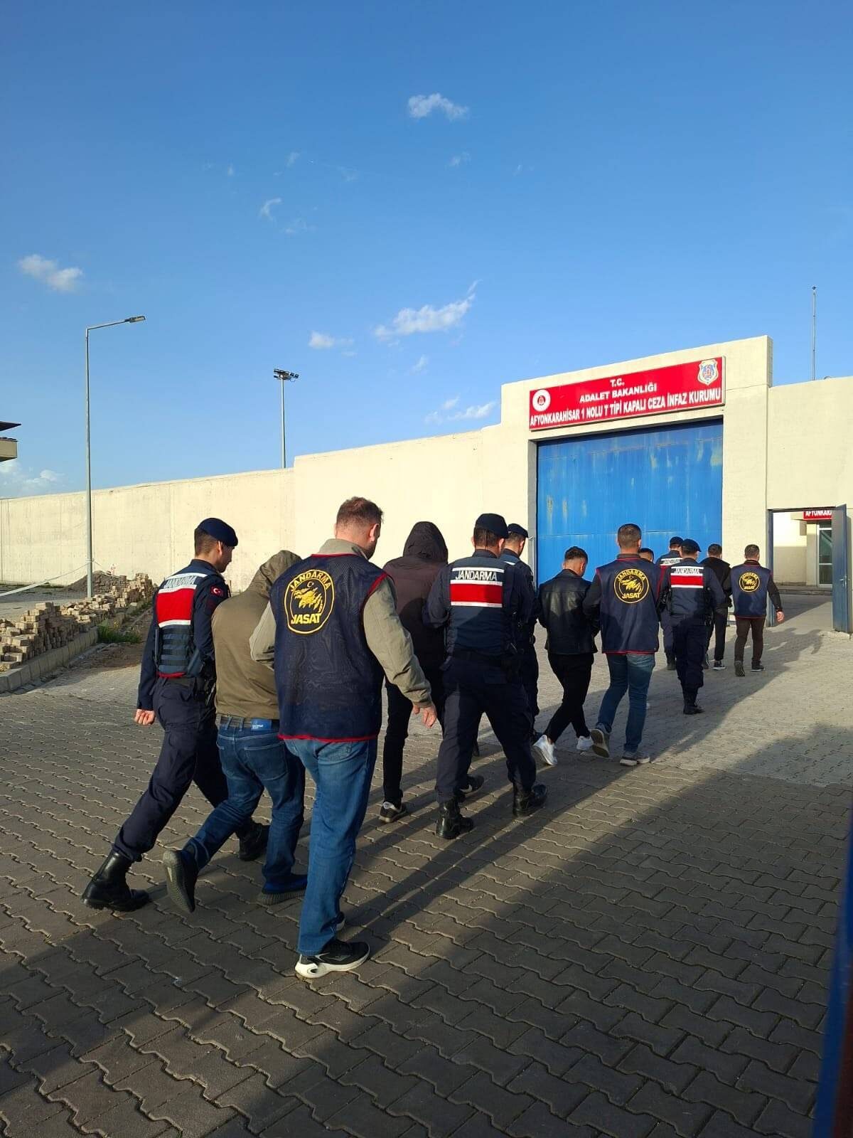 AFYONKARAHİSAR (AA) – Afyonkarahisar'da hırsızlık yaptıkları gerekçesiyle gözaltına alınan 7