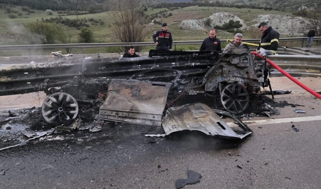 AFYONKARAHİSAR (AA) – Afyonkarahisar'ın Sandıklı ilçesinde bariyerlere çarpan otomobildeki 1