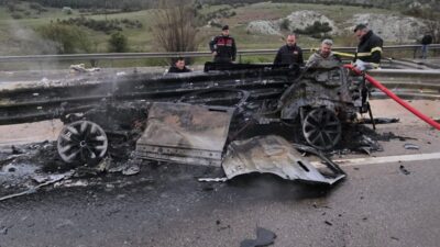 AFYONKARAHİSAR (AA) – Afyonkarahisar'ın Sandıklı ilçesinde bariyerlere çarpan otomobildeki 1