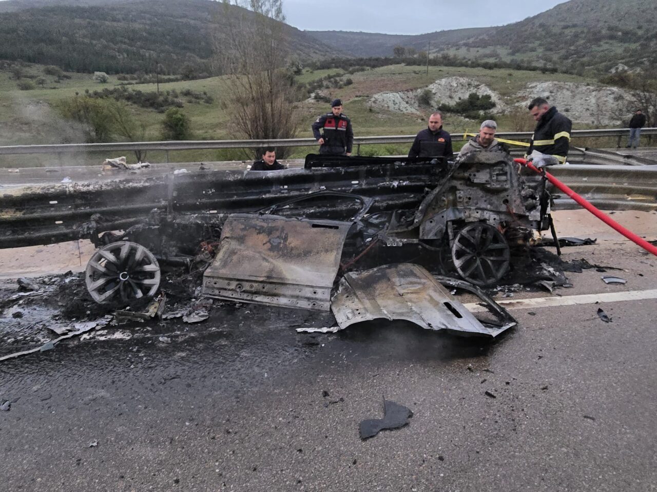 AFYONKARAHİSAR (AA) – Afyonkarahisar'ın Sandıklı ilçesinde bariyerlere çarpan otomobildeki 1