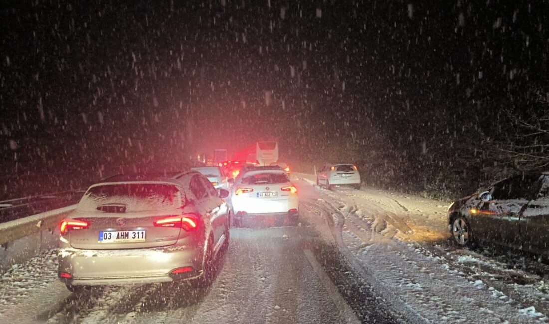 AFYONKARAHİSAR (AA) – Afyonkarahisar'da kar yağışı, bazı yollarda trafikte aksamaya