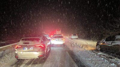 AFYONKARAHİSAR (AA) – Afyonkarahisar'da kar yağışı, bazı yollarda trafikte aksamaya
