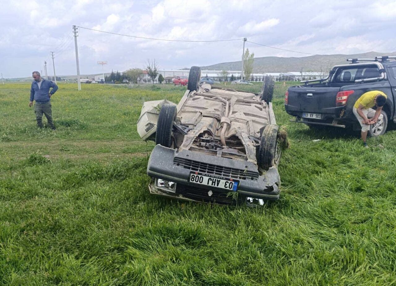 AFYONKARAHİSAR (AA) – Afyonkarahisar'ın Bolvadin ilçesinde otomobilin şarampole devrilmesi sonucu
