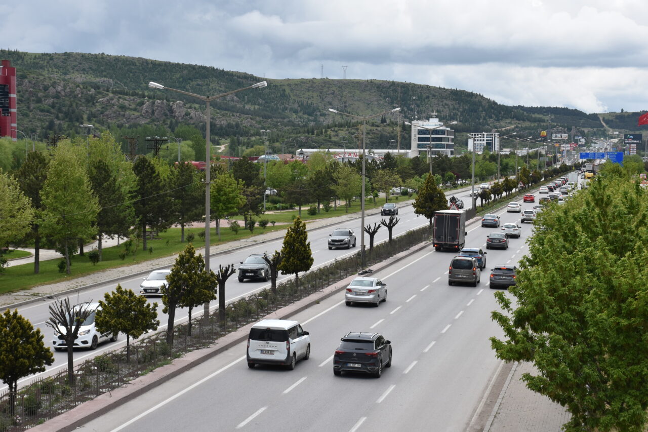 AFYONKARAHİSAR (AA) – Kurban Bayramı tatilini memleketlerinde geçirmek için yola