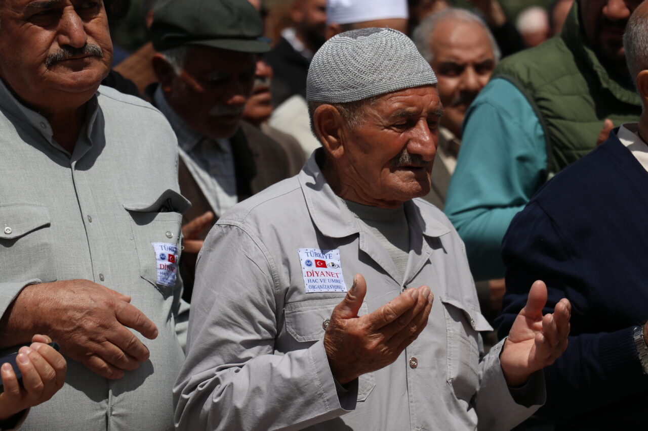 AĞRI (AA) – Ağrı'da, 163 kişilik hac kafilesi, dualarla kutsal