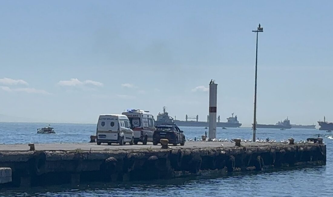 İSTANBUL (AA) – Ahırkapı Demir Sahası'ndaki yabancı bayraklı bir geminin