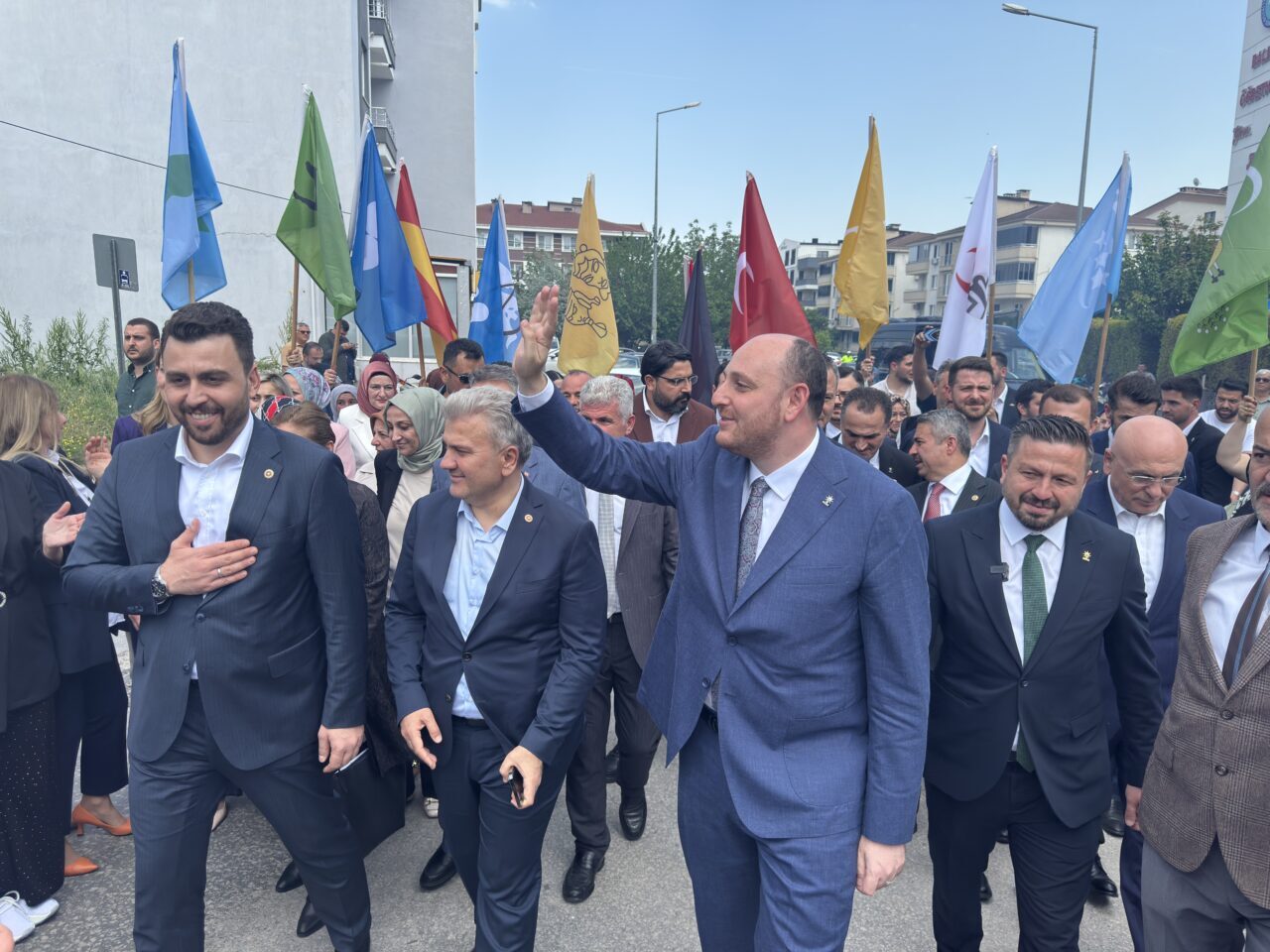 - "Biz siyaseti, milletin sorunlarını çözmek, ülkemizi geleceğe daha güçlü
