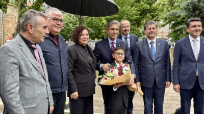 - "Kimin eli, kimin cebinde belli değil. Bak Silivri'deki şahıs,