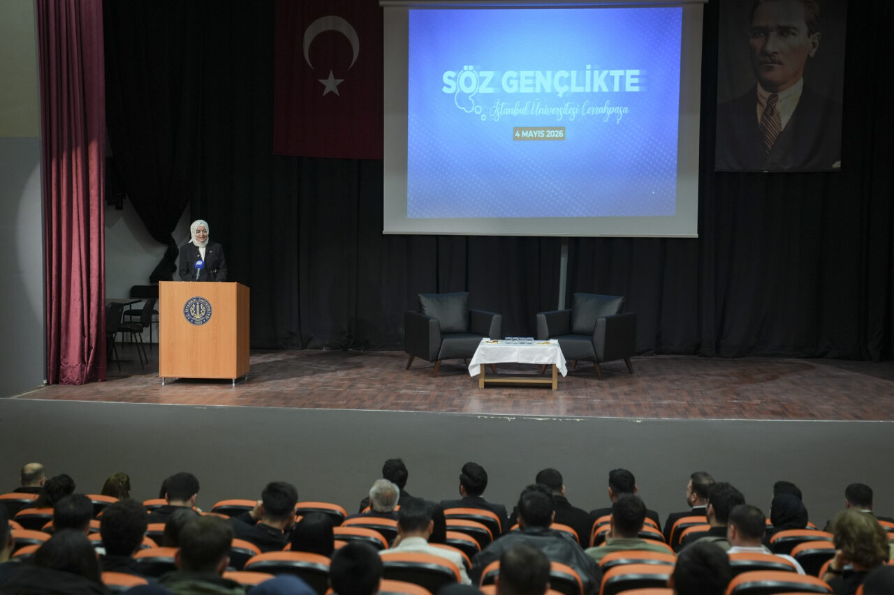 - "Anneler Günü reklamında, bir köpek sahibi olan bir kadını