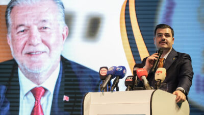 - "İzmir'de bu yerel yönetim şehrin ortasındaki çöpleri bile ortadan