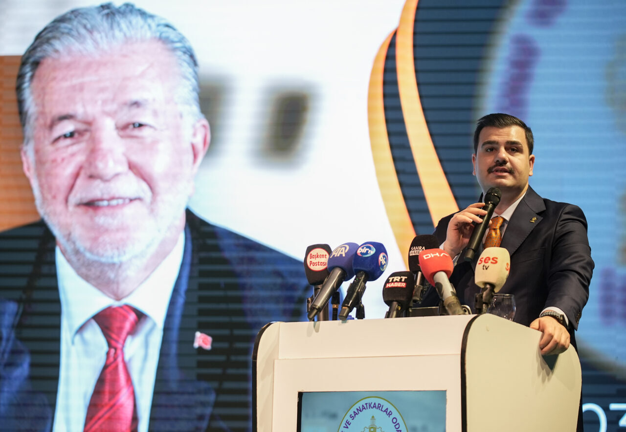 - "İzmir'de bu yerel yönetim şehrin ortasındaki çöpleri bile ortadan