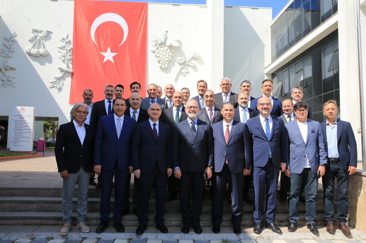 - "Toplam zeytin üretimimiz 2 milyon 450 bin tona, zeytinyağı