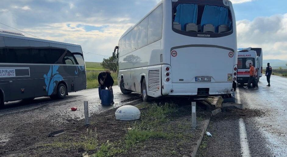 AKSARAY (AA) – Aksaray'da tur otobüsünün refüje çarpması sonucu 16